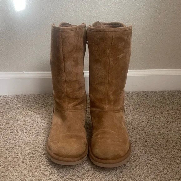 Size 7 UGG boots - Picture 2 of 4